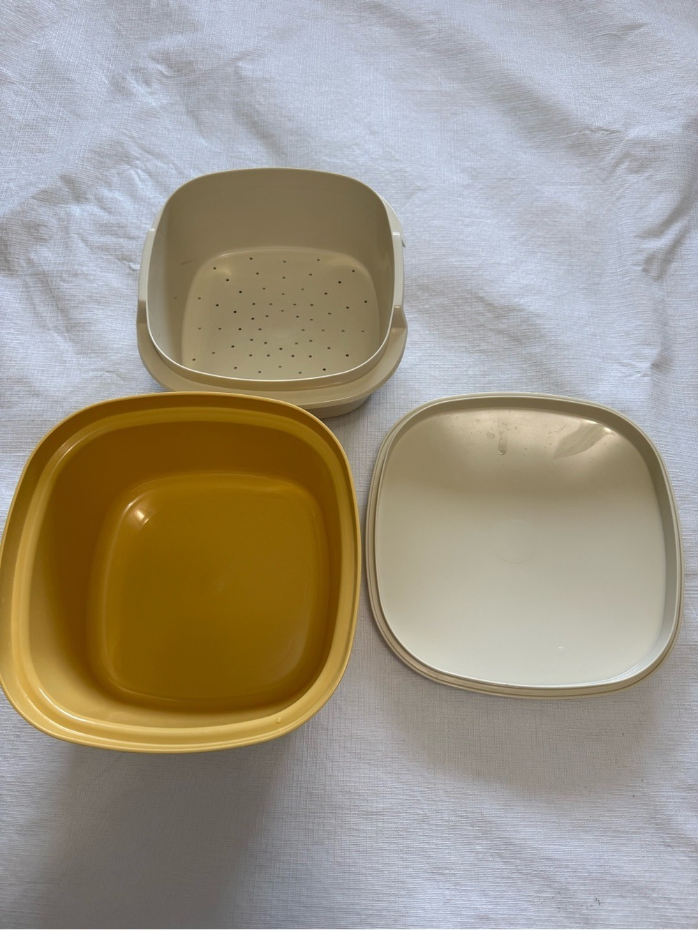 Vintage Tupperware Harvest
Gold Square Steamer &
Colander Set